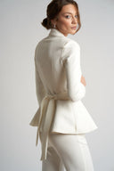 Sacou cambrat cu peplum si cordon cu design feminin, croiala moderna si detalii statement Monarh Design