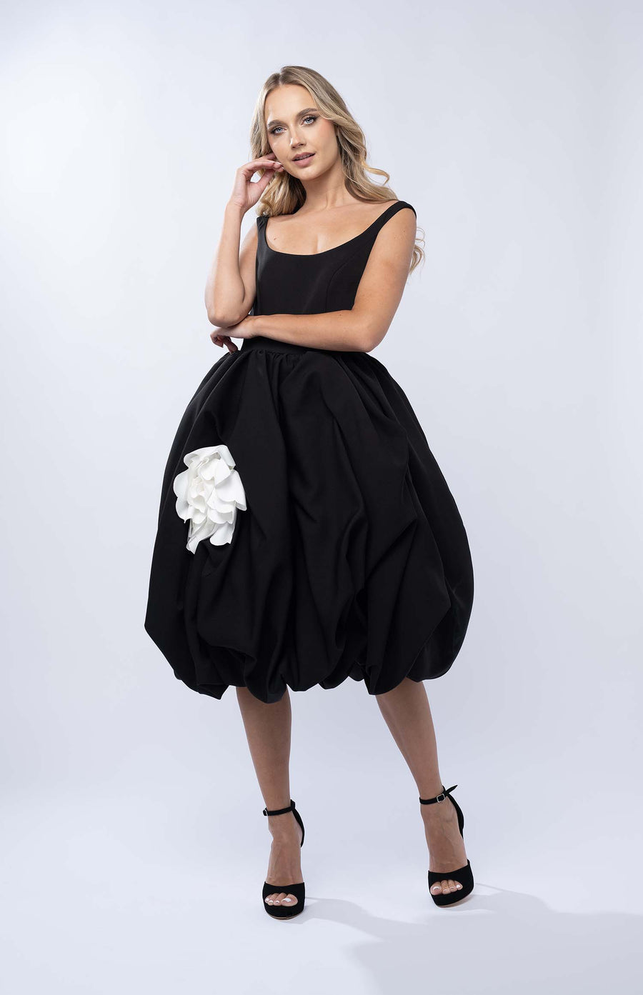 Rochie midi neagra cu floare alba aplicata
