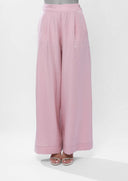 Costum cu pantalon si sacou lejer cu design feminin, croiala moderna si detalii statement Monarh Design