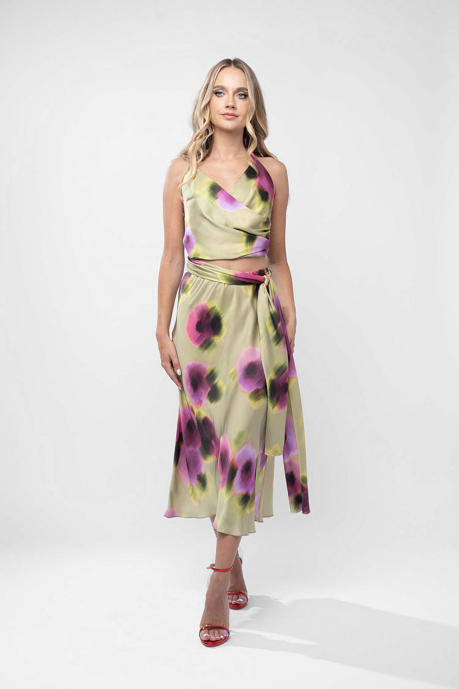 Set satinat cu top petrecut si fusta midi cu imprimeu floral