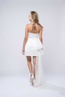 Rochie mini din matase cu funda oversized si trena laterala