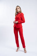 Costum red cu sacou cambrat si guler tunica
