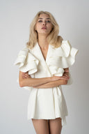 Sacou cu volane arhitecturale cu design feminin, croiala moderna si detalii statement Monarh Design