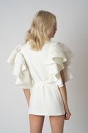 Sacou cu volane arhitecturale cu design feminin, croiala moderna si detalii statement Monarh Design