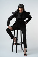 Sacou cu volane arhitecturale Black cu design feminin, croiala moderna si detalii statement Monarh Design