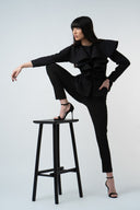 Sacou cu volane arhitecturale Black cu design feminin, croiala moderna si detalii statement Monarh Design