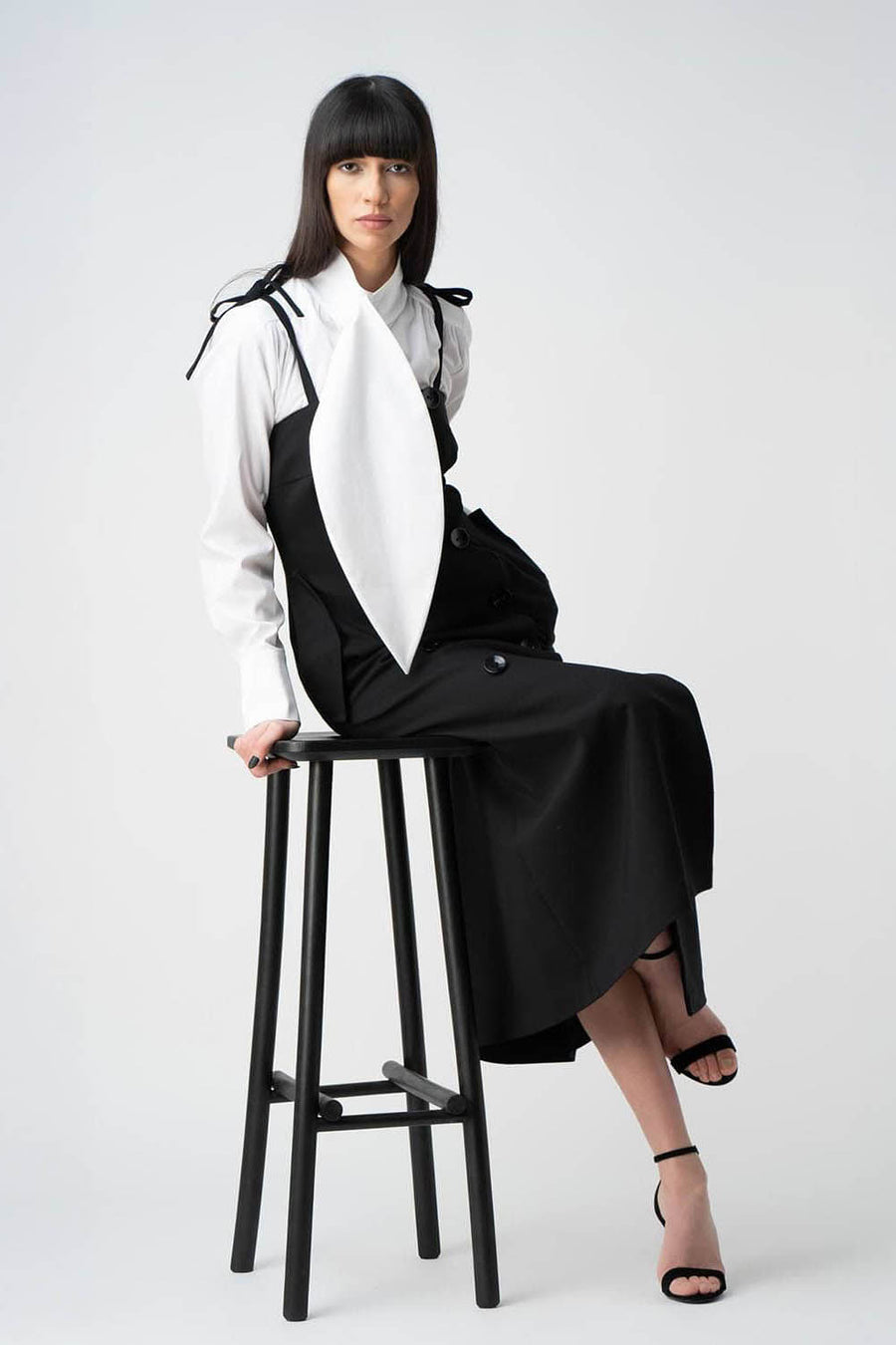 Sarafan negru midi cu buzunare laterale cu design feminin, croiala moderna si detalii statement Monarh Design