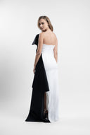 Rochie asimetrica cu funda arhitecturala