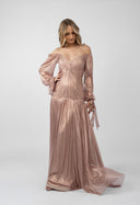 Long dress with bare shoulders and puffy sleeves