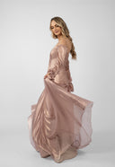 Long dress with bare shoulders and puffy sleeves