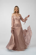 Long dress with bare shoulders and puffy sleeves