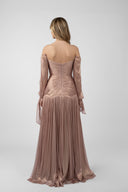 Long dress with bare shoulders and puffy sleeves