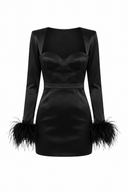Rochie mini neagra cu maneci lungi si pene