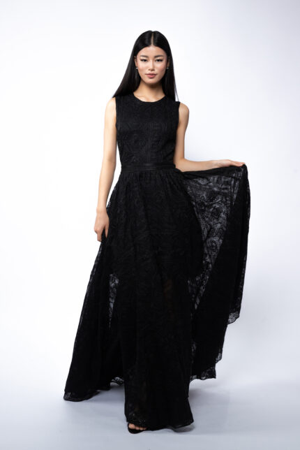 Rochie maxi matase brodată cu spate gol peekaboo