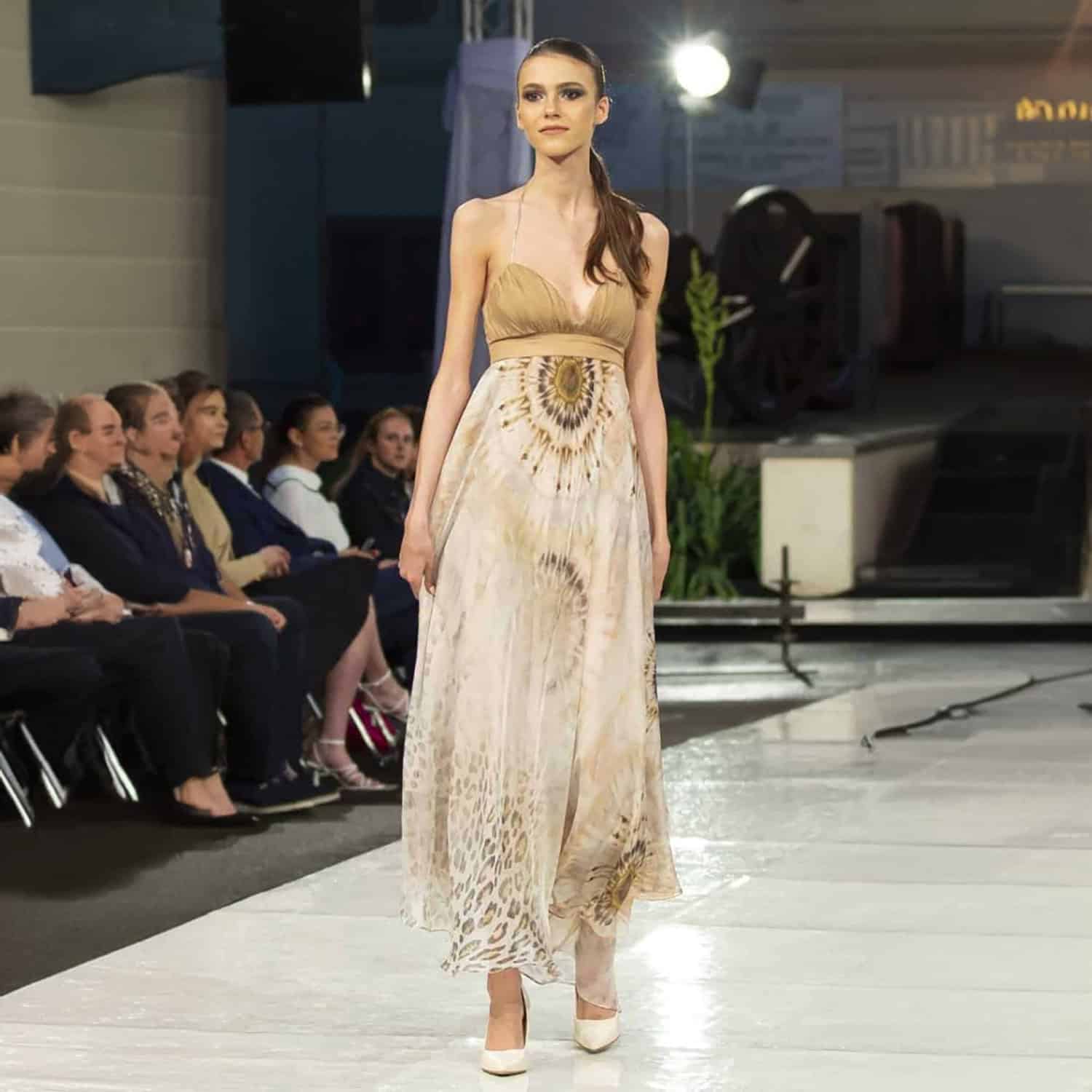 Rochie lejeră din mătase naturală cu bretele subțiri