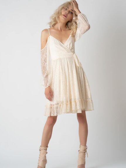 Rochie de dantelă cu mâneci căzute