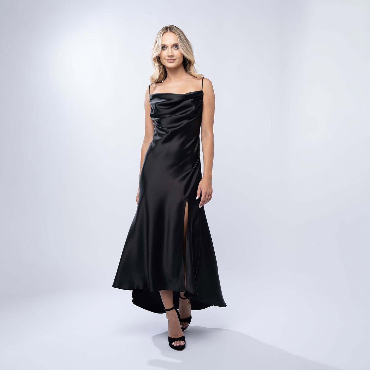 Rochie eleganta cu slit inalt si bretele subtiri