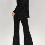 Costum elegant cu detalii strălucitoare