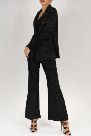 Costum elegant cu detalii strălucitoare