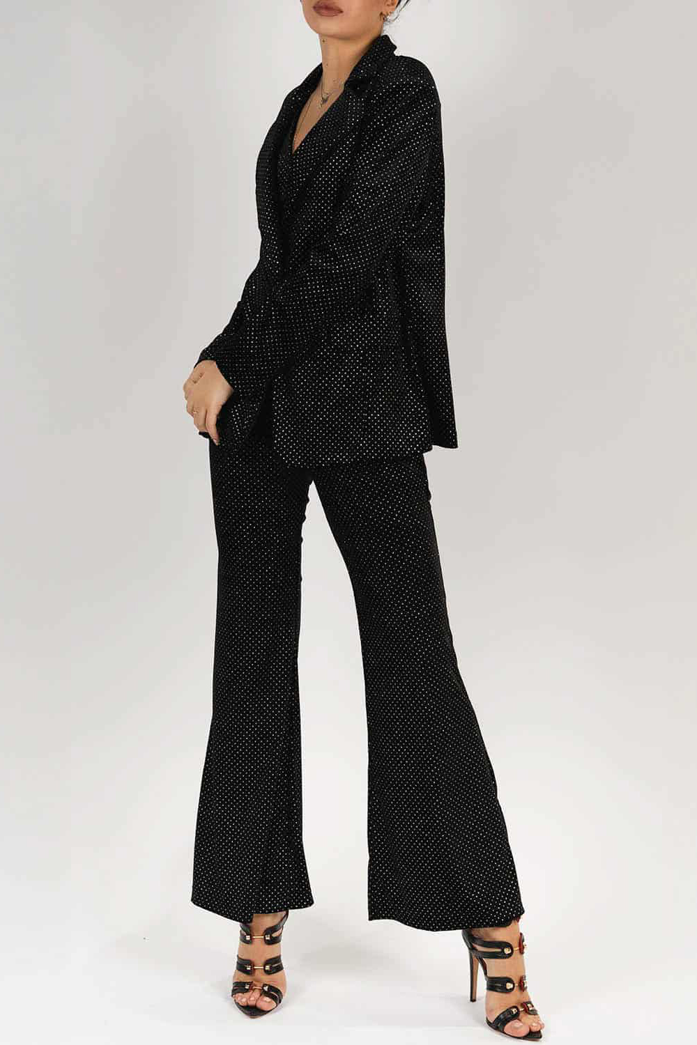 Costum-elegant-cu-detalii-stralucitoare-5 Costum elegant cu detalii strălucitoare - imagine 1