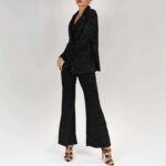 Costum elegant cu detalii strălucitoare