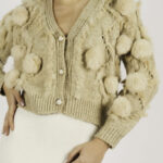 Pulover tricotat din lana cu blana naturala și detalii perlate
