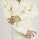 Pulover tricotat din lana cu blana naturala și detalii perlate