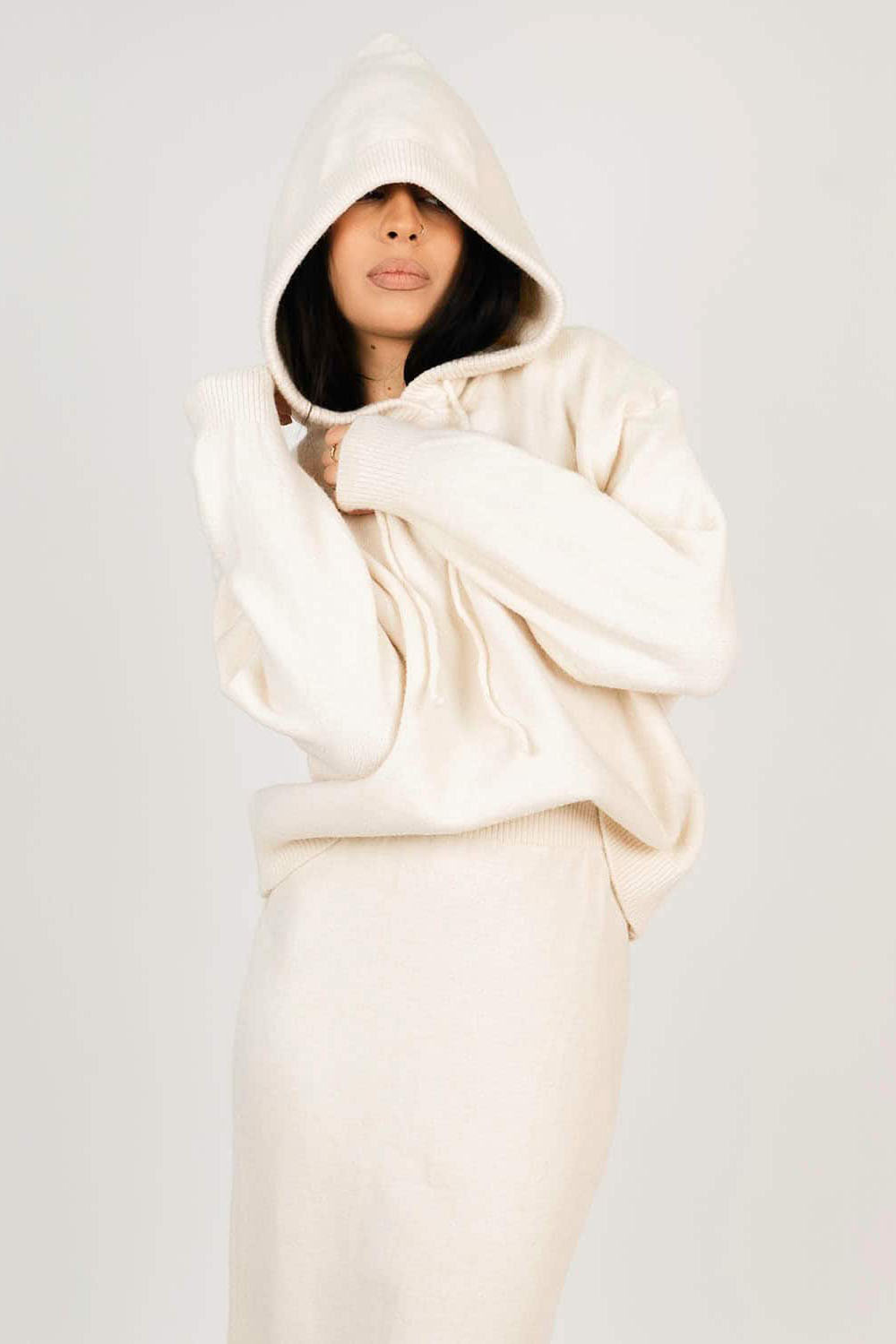 Set-tricotat-din-lana-–-Fusta-si-hanorac-ivory-3 Set tricotat  fusta și hanorac ivory din lana - imagine 4