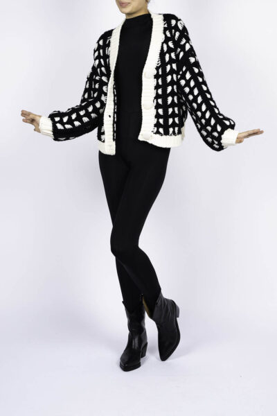 Pulover gros negru cu nasturi tricotati - imagine 6