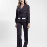 Jacheta tip sacou cu linii masculine