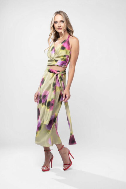 Set satinat cu top petrecut si fusta midi cu imprimeu floral