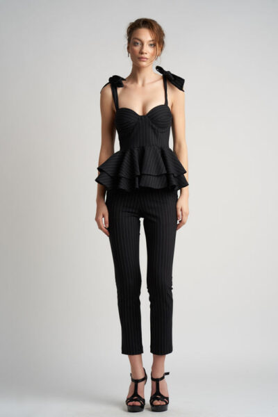 Compleu  cu dungi fine si volane arhitecturale - imagine 5