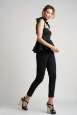 Compleu  cu dungi fine si volane arhitecturale