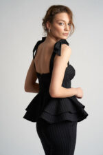 Compleu  cu dungi fine si volane arhitecturale - imagine 6