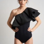 Body cu un umar gol și volan dramatic