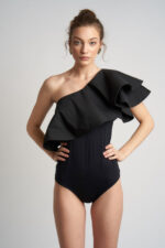 Body cu un umar gol și volan dramatic