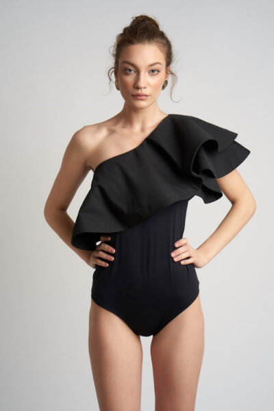 Body cu un umar gol și volan dramatic