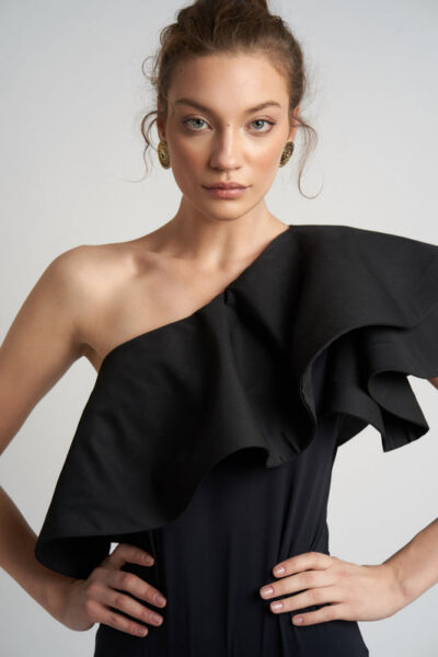 Body cu un umar gol și volan dramatic - imagine 5