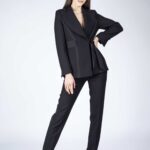 Costum elegant cu detalii satinate