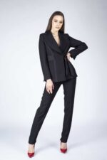 Costum elegant cu detalii satinate