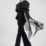 Sacou cu funda supradimensionata si trena din organza