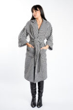 Palton oversize cu imprimeu grafic si cordon
