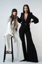 Salopetă cu decolteu adânc