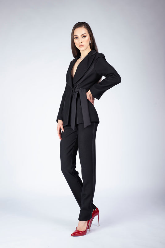 DSC2813_01526344-c0ba-40cd-8ab8-a669f099ba43_800x800 Sacou negru cambrat cu detalii de satin - imagine 2