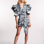 Pantalon scurt cu volan din matase si imprimeu fluture