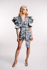 Pantalon scurt cu volan din matase si imprimeu fluture