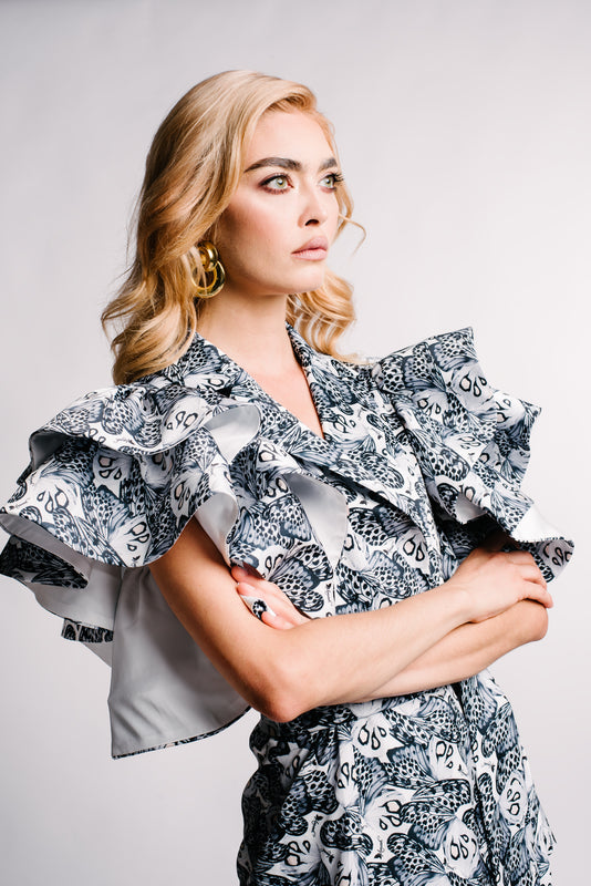 DSC5657_800x800 Pantalon scurt cu volan din matase si imprimeu fluture - imagine 2