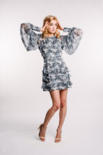 Rochie scurta cu volane si maneci bufante din matase