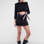 Hanorac cropped cu aplicatii