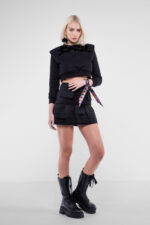 Hanorac cropped cu aplicatii